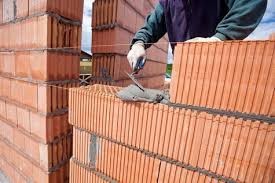 Tapasztalt kőművest és szorgalmas segédmunkást keresünk